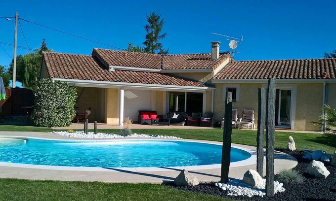 Paulhac Villa | Homerez - Espaciosa villa para 8 pers. con piscina, jardín y terraza en Paulhac
