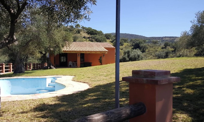 Puerto Serrano Villa | Homerez - Villa para 8 pers. con piscina, jardín y terraza en Puerto Serrano