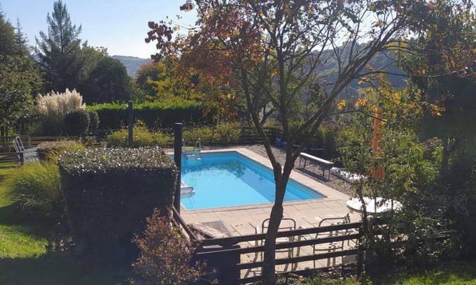 Bannes Villa | Homerez - Espaciosa villa para 6 pers. con piscina y terraza en Bannes
