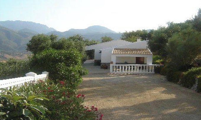 El Gastor Chalet De Esquí | Homerez - Acogedor chalet con vistas al lago y la montaña - El Gastor