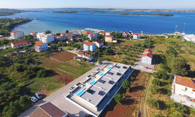 Kraj Villa | Homes4You Complex - Doce Habitaciones Villa, Capacidad 24