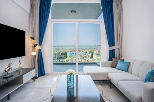 Discovery Gardens Apartamento | Homesgetaway -Spacious 1BR Apt in Pearlz by Danube