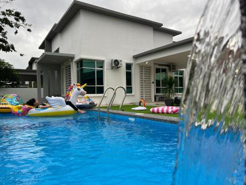 Malacca City Casa | Homestay 88A Melaka for 9 pax with Private Pool, Smart TV, Netflix and Wifi