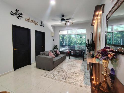 Kampung Jelatang Casa | Homestay Naaila, Alor Gajah