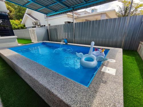 Temerloh Casa | Homestay Temerloh with Private Pool Near Hospital 4 Bedroom 4 Aircond 10pax Free Wi-Fi Netflix