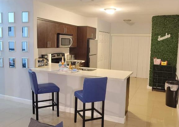 Homestead Apartamento | Homestead 2 Bdrm 1 Bath Duplex with Free Parking