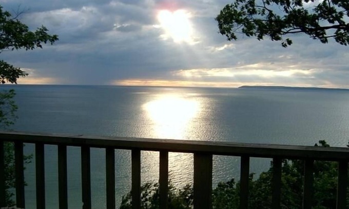 Maple City Condominio | Condominio Homestead, Hermosa vista del lago MI $ Isla Manitau. A / C, cable y wifi