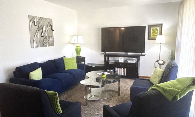 Medina Casa | Hometown Cozy ADA friendly, Kids, Pets, King Bed! Quiet, Safe Neighborhood