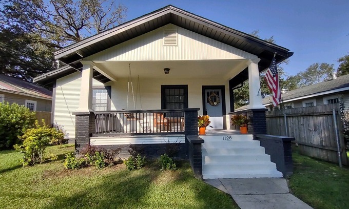 Laurel Casa | Hometown Hideaway Newly renovated Craftsman home 2 minutes to Laurel city center