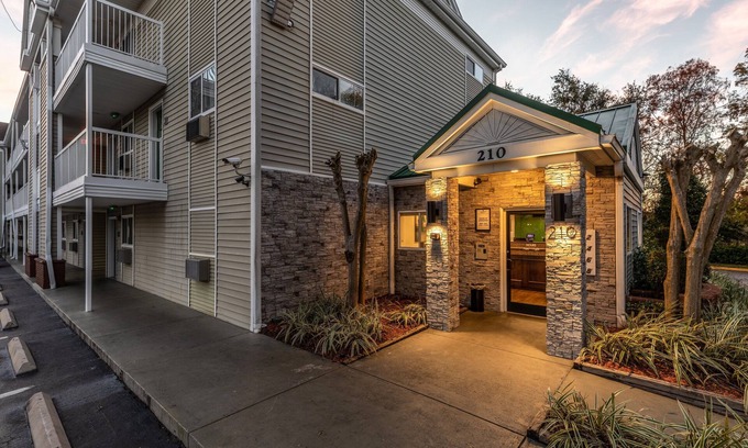 Casselberry Hotel | HomeTowne Studios by Red Roof Orlando - Casselberry