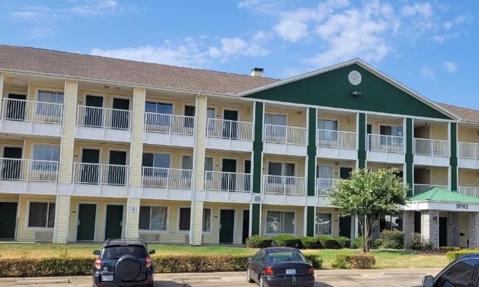 Irving Hotel | HomeTowne Studios by Red Roof Dallas - Irving