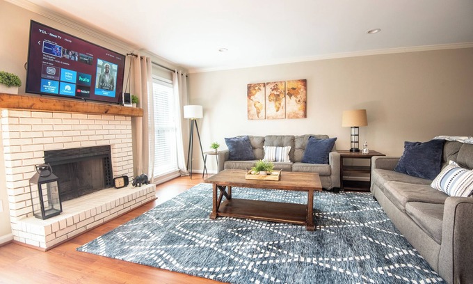 Homewood Casa | Homewood Townhome-2.5 Baths/King Beds/Free Parking