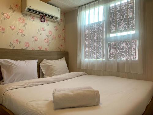 Depok Apartamento | Homey and Comfortable 1BR at Cinere Resort Apartment By Travelio