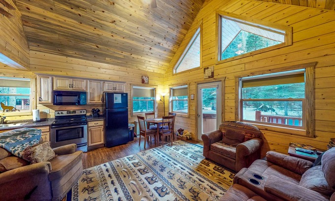 South Fork Cabina | Cabina hogareña con jacuzzi privado, terraza y parrilla - cerca del Bosque Nacional
