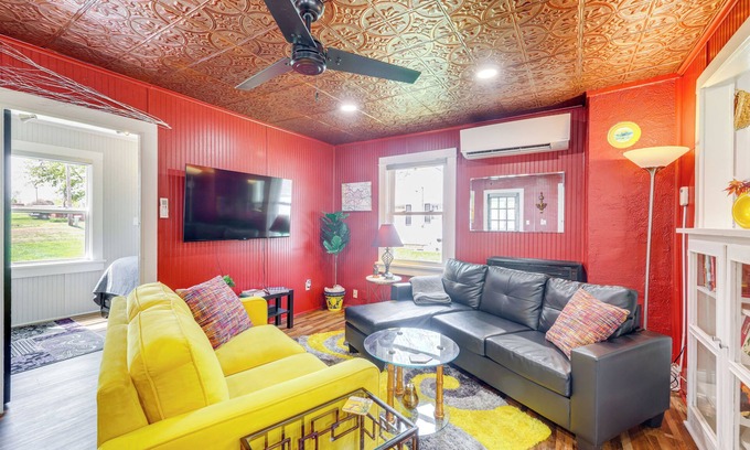 Highland Cabaña | Homey Cottage with Sunroom & Smart TV!