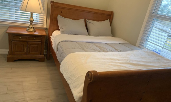 Bowie Casa | Homey, cozy, spacious, family friendly. Close to restaurants, shopping centers.