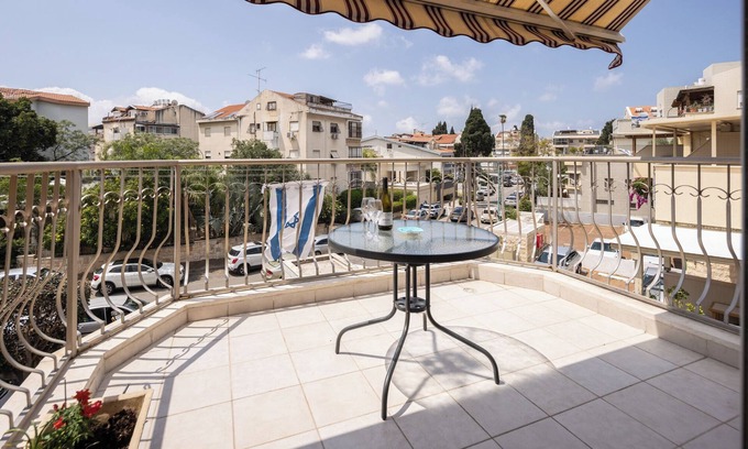 Haifa Apartamento | Homey Kiryat Haim Apt by Sea N Rent