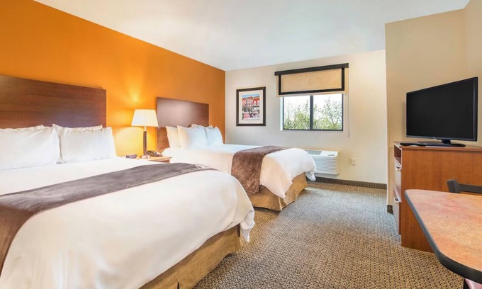 Fargo Hotel | Homey Room w/ Kitchen Near Scheels Arena –3 Min Drive | BBQ Facilities | Parking