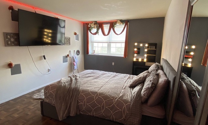 Hamilton Hills Apartamento | Honey Comb Hideout 2BR Apt