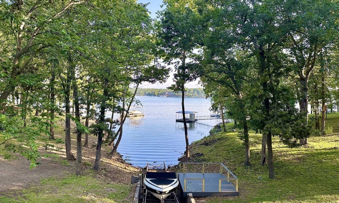 Grove Cabaña | Honey Creek Getaway Waterfront Cottage - Close to town & Boat Ramp! Sleeps 10+