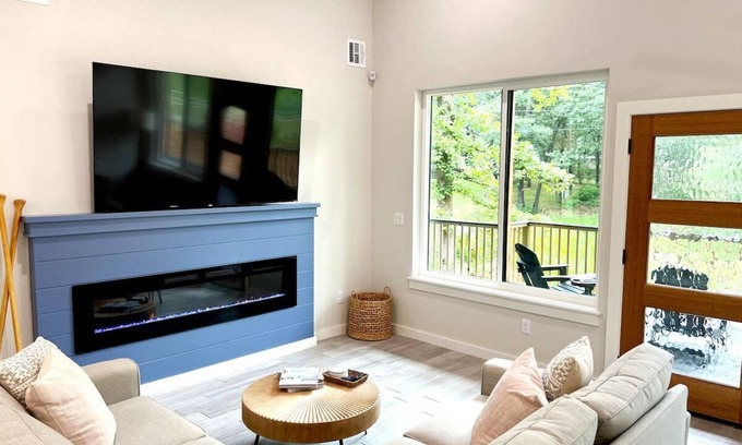 Grove Casa | Honey Creek Hideaway · Modern Home w/ Huge Deck, 1/2 Acre, Close to Lake
