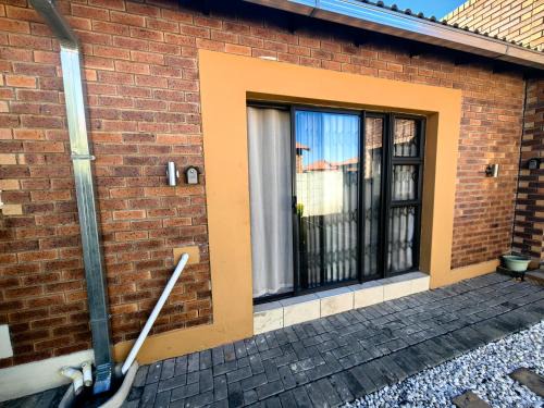 Rustenburg Apartamento | Honey Crib at Waterfall East