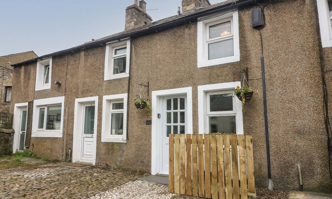 High Bentham Cabaña | HONEY POT COTTAGE, pet friendly, with a garden in High Bentham