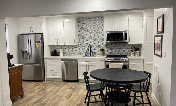 Contra Costa Centre Condominio | Honey Trail Hideaway, a beautifully updated ground-floor condo w/AC