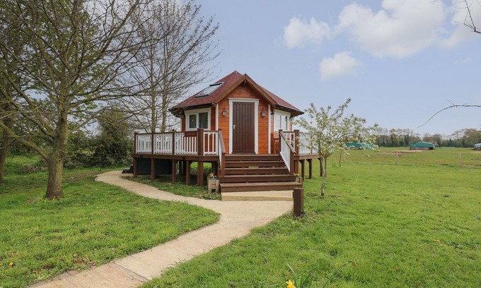 Pentney Cabaña | HONEYBEE RETREAT, romantic, with hot tub in Upper Marham