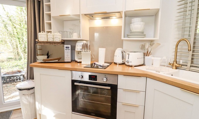 Blandford Saint Mary Casa | HONEYCOMBE, romantic, with hot tub in Blandford Forum