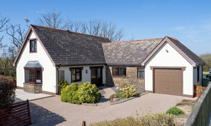 Kilgetty Cabaña | Honeyfield Lodge - Spacious Cottage, Rural Views