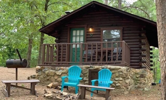 Broken Bow Cabina | Honeymoon Cabin sleeps 2 Guest, on Stocked pond, NEAR the Lake!