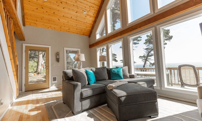 Gold Beach Casa | Honeymoon Cove at Crook Point