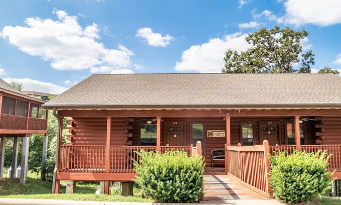Branson Theater District Cabina | Honeymooner's Cabin with Whirlpool Tub & Fireplace - Heart of Branson