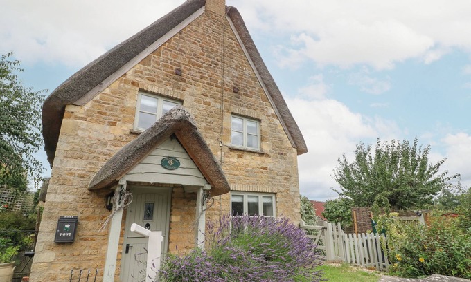 Whichford Cabaña | HONEYSUCKLE COTTAGE (BRAILES), pet friendly, with a garden in Brailes
