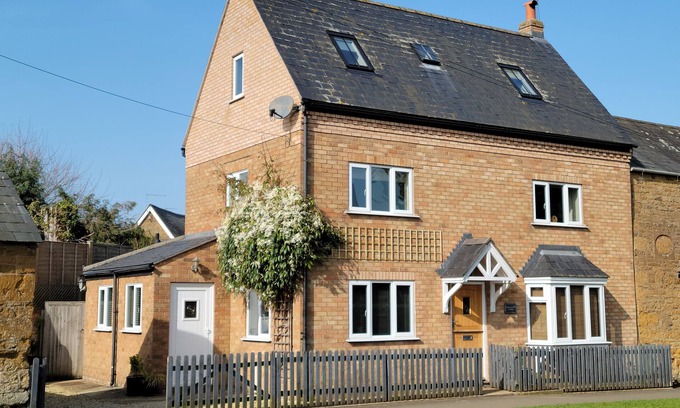 Sibford Gower Cabaña | HONEYSUCKLE COTTAGE (MIDDLE TYSOE), pet friendly in Tysoe