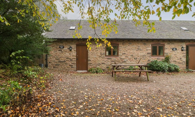 Hay-on-Wye Cabaña | HONEYSUCKLE COTTAGE, romantic, character holiday cottage in Bromyard