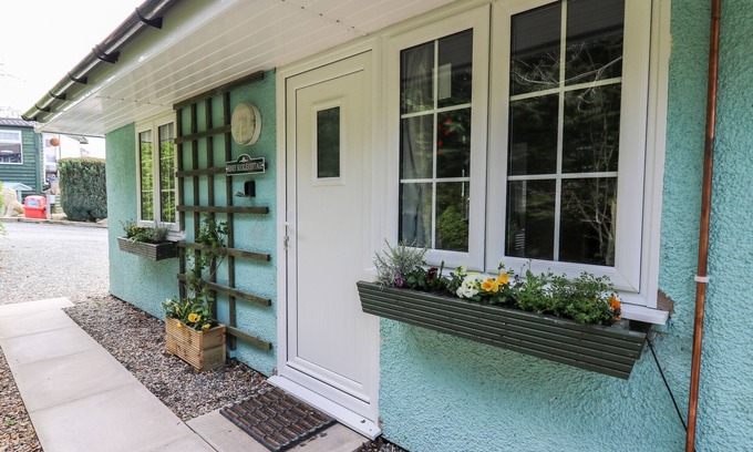 Crossgates Cabaña | HONEYSUCKLE COTTAGE, pet friendly, with a garden in Crossgates