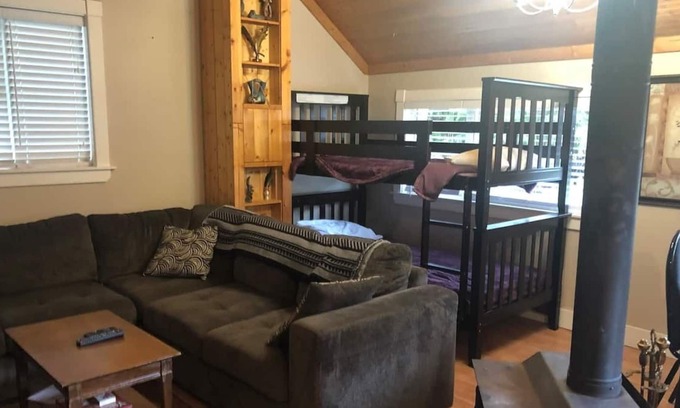 Regional District of Nanaimo Casa | Honeysuckle Hideaway - Beautiful 1 bedroom with additional bunk beds