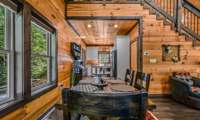 Sevierville Cabina | Honeysuckle Hill 2 Bedroom Cabin by RedAwning
