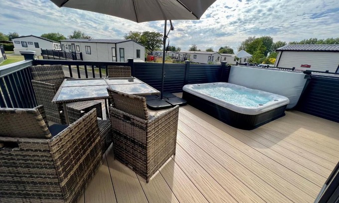 South Cerney Casa | Honeysuckle Hot Tub Lodge