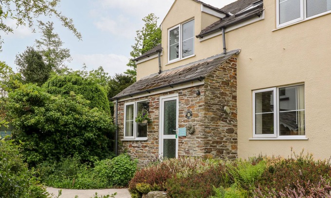 Tavistock Cabaña | HONEYSUCKLE, pet friendly, country holiday cottage in Moortown