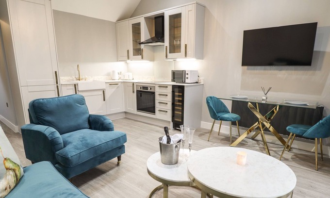 Hull Cabaña | HONEYSUCKLE, with a garden in Willerby