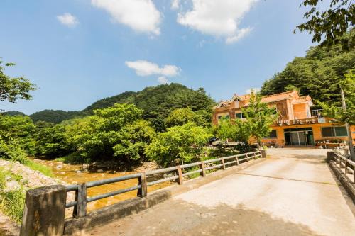 Hongcheon Casa | hongceon byeolbicheureuneunmaeul pensyeon
