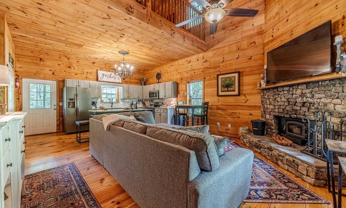 Sautee Nacoochee Cabina | Hoo`s There Hideaway | 2BR 2BA | Tina caliente | Mesa de billar | Tina de hidromasaje | Pozo de fuego