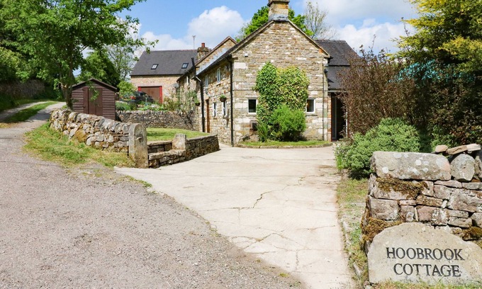 Longnor Cabaña | HOOBROOK COTTAGE, pet friendly, with hot tub in Butterton