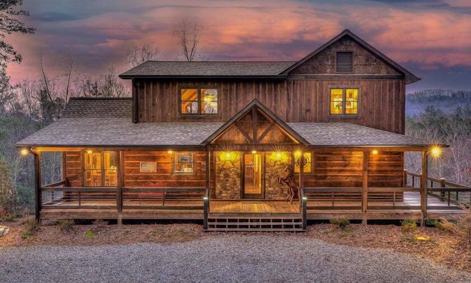 Morganton Cabina | Hooch Holler - Pet Friendly | Hot Tub | Outdoor Fireplace