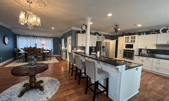Chesapeake City Casa | Hook Wine & Sinker~sleeps 14 to 16 🚤 includes slip at Inn 🚤water views!!!