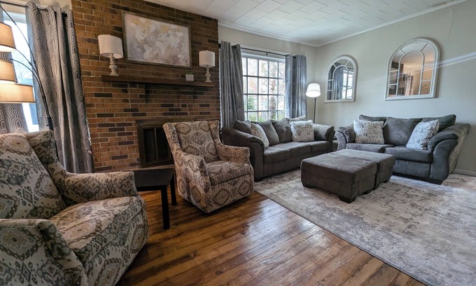 Marion Casa | Hook, Wine & Sinker - 2Bed/1Bath w Game Space and Extra Parking