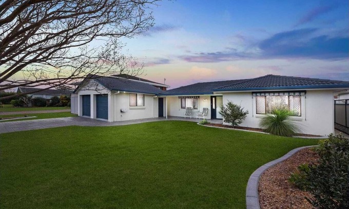 Port Macquarie Casa | Hooked on Hibbard - 4 bedroom home on canals